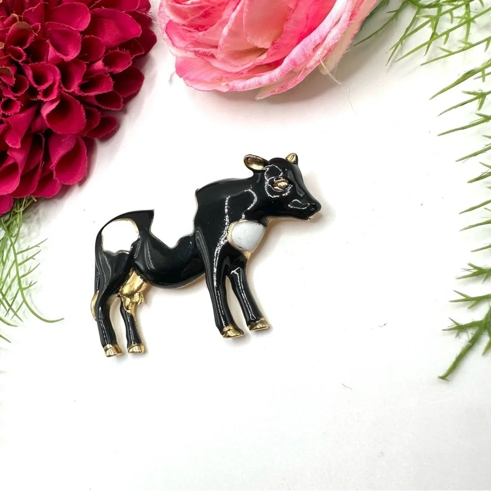 VINTAGE⚜️RARE AJC Black & White Enameled Cow Brooch